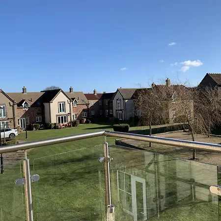 Prospect Cottage, The Bay, Balcony, 2 Bedrooms, Patio, Parking Nearby, 2 Dogs Welcome * Filey