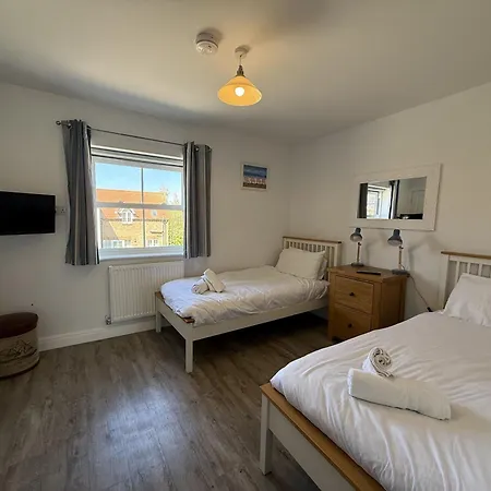 Prospect Cottage, The Bay, Balcony, 2 Bedrooms, Patio, Parking Nearby, 2 Dogs Welcome Vakantiehuis *